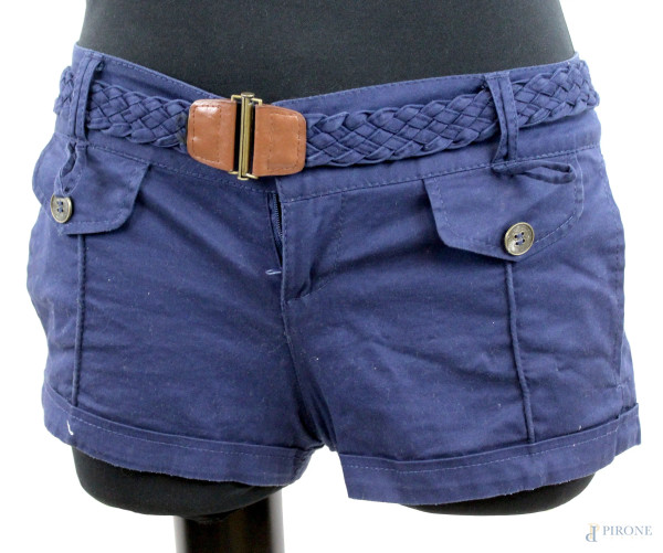Bershka, pantaloncino blu con cintura intrecciata in vita e chiusura con zip e bottone, taglia IT 40, (difetti).