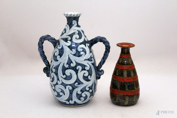 Lotto di due ceramiche diverse marcate Caltagirone e Faenza, h 28/19 cm.