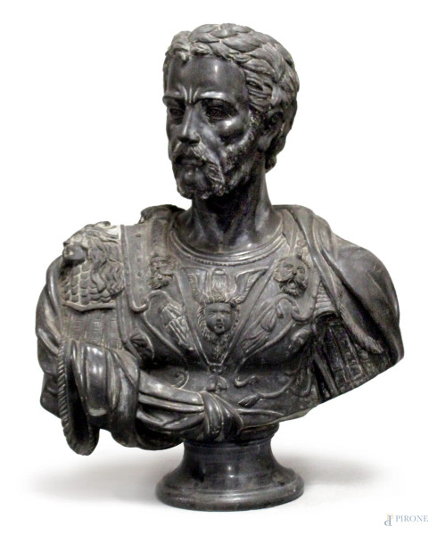 Busto d&#39;imperatore romano, scultura in marmo nero, XX sec., H. 77 cm.