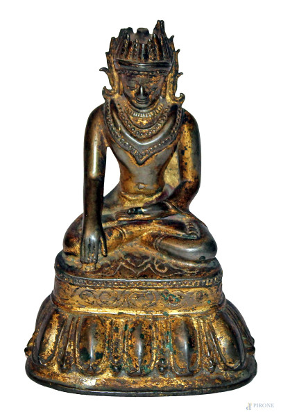 Divinità orientale, scultura in bronzo cesellato e dorato, h. cm 15.