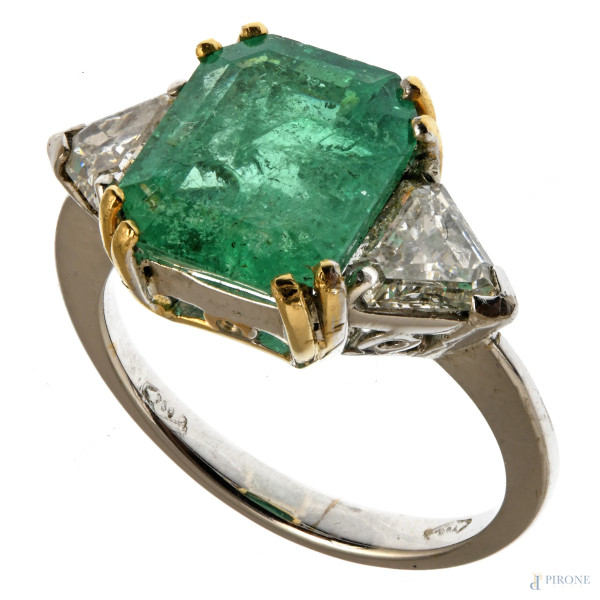 Anello in oro bianco 18 kt con centrale smeraldo Zambia 5,5 ct e diamanti talio trangolare 1,20 ct, misura cm 13, peso lordo gr 4,5