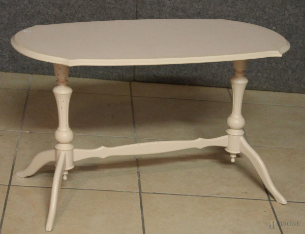 Basso tavolinetto da salotto di linea rettangolare in legno laccato, h. 43x70x34 cm.