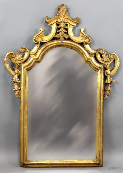 Specchiera di linea sagomata, in legno intagliato e dorato, altezza cm. 92x65, XVIII secolo, (difetti).