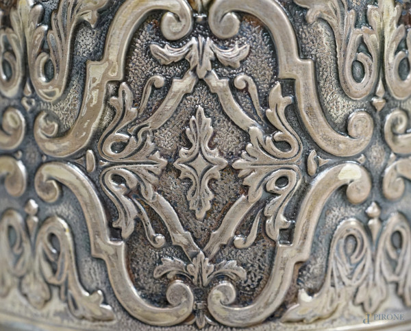 Scatola circolare in argento con corpo sbalzato e cesellato a motivi vegetali e volute, presa del...