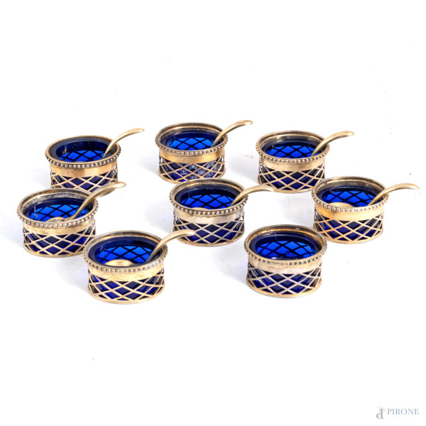Otto salierine in argento e vetro cobalto, cm 2,5x3,5x2,5, peso gr 110 (cucchiaini in ag 800/000, strutture in ag 925/000)