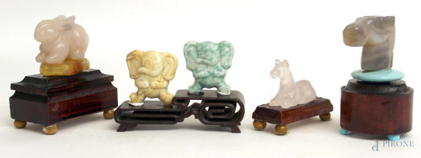 Lotto composto da cinque animali in pietre preziose su quattro basi in legno, h. massima 8 cm.