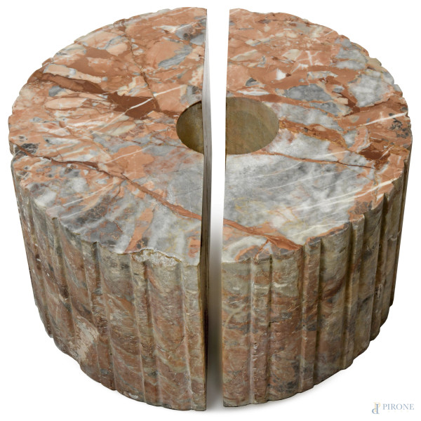 Basamento in marmo composto da due elementi semicircolari, XX secolo, 25x44x33, (difetti)