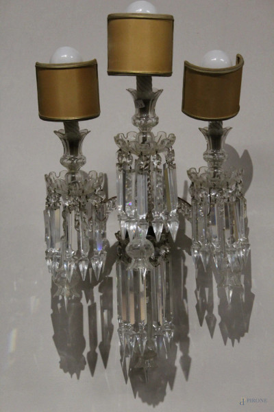 Coppia di appliques in cristallo di Baccarat a tre luci, h. massima 60 cm.