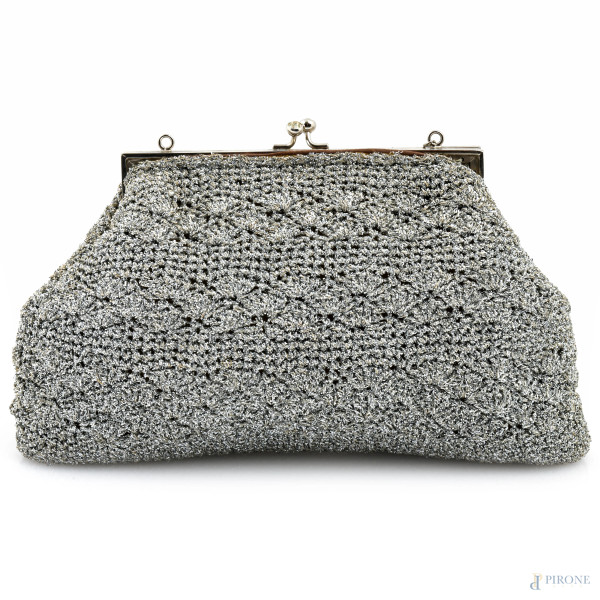 Borsetta in tessuto a maglia argentata con fodera interna imbottita, XX secolo, cm 15,5x23, (segni di usura, rotture, difetti)