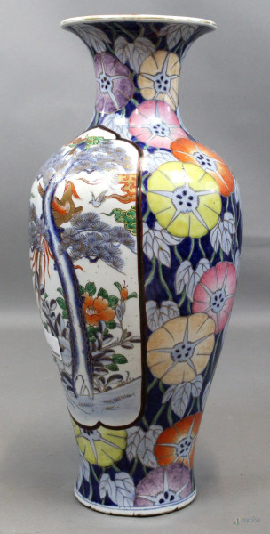 Vaso in porcellana policroma, a decoro di fiori, con alberi e volatili entro riserve, altezza cm. 63, arte orientale, XX secolo.