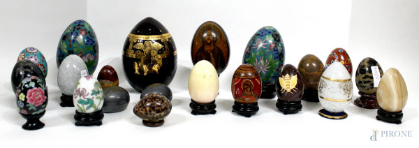 Lotto composto da ventuno uova dipinte in materiali diverse, H massima 8 cm.