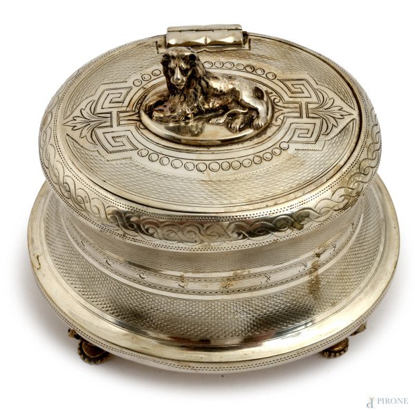 Portabonbon in argento con presa a foggia di leone poggiante su quattro piedini, XIX secolo, cm 1...