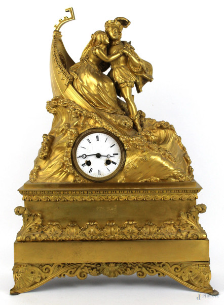 Orologio da camino  francese del XIX secolo, in bronzo cesellato e dorato, sormontato da scena romantica con gondola a rilievo, cm h.54x33x12, (da revisionare).