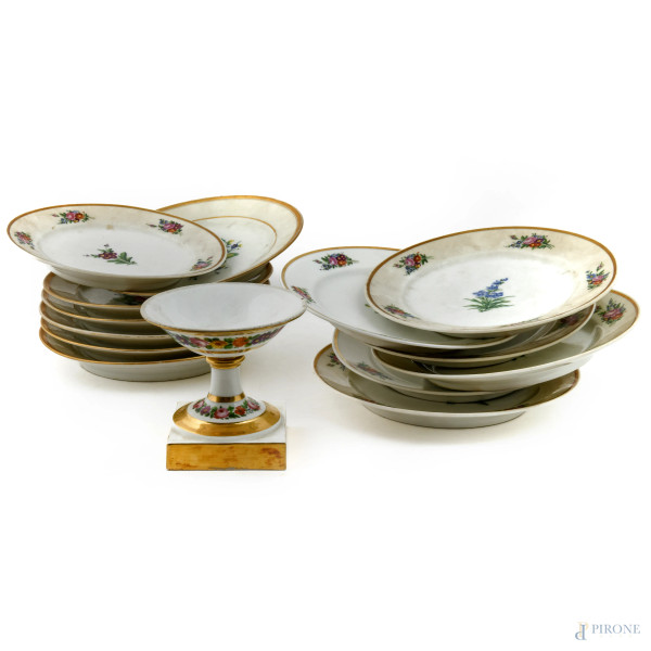 Lotto composto da 13 piatti e un'alzatina di diversa manifattura con motivi floreali, XX secolo, diametro massimo cm 23, (segni di usura, scoloriture, difetti)