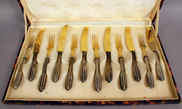 Servizio di posate da dolce, manico in argento, composto da sei cucchiai e sei coltelli, completo di custodia.