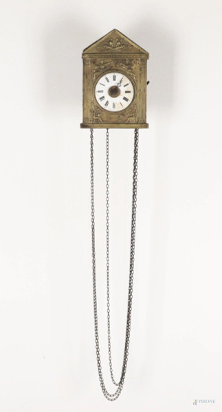 Orologio tedesco con cassa in legno con frontale in ottone sbalzato a scene neoclassiche e quadrante in smalto bianco con numeri romani. XIX secolo, cm 12x10x17,5, (segni di usura, da revisionare, mancanze, difetti)