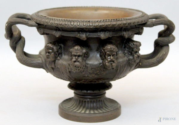 Vaso biansato in bronzo con volti a rilievo, h cm 13,5.