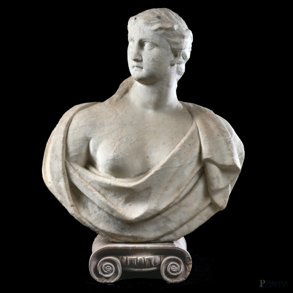 Figura femminile, XVIII secolo, scultura in marmo con base in marmo a guisa di capitello, altezza cm 67, (segni di usura, scalfiture, abrasioni, difetti, base rimovibile)
