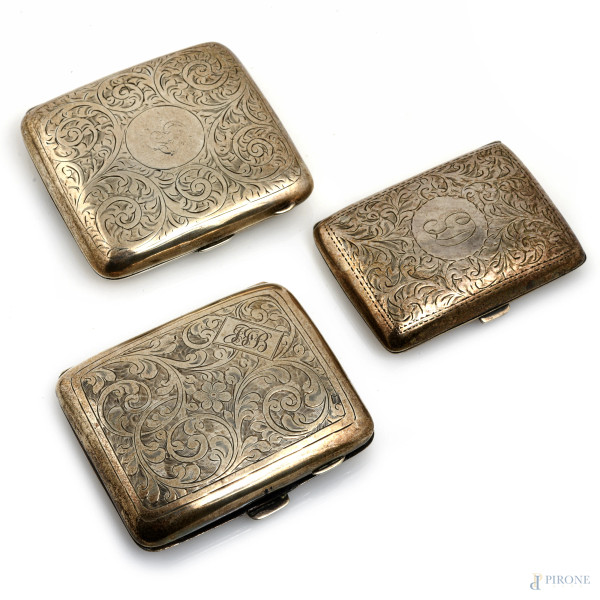 Lotto composto da tre portasigarette in argento cesellato, XX secolo, misure massime cm 8x8,5, peso complessivo gr 183