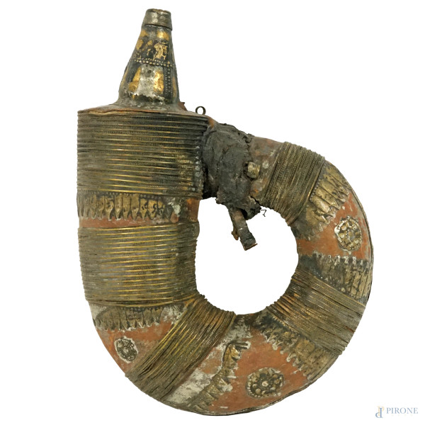 Corno porta polvere da sparo in rame sbalzato, manifattura yemenita, inizio XX secolo, cm 20,5 (difetti e mancanze)