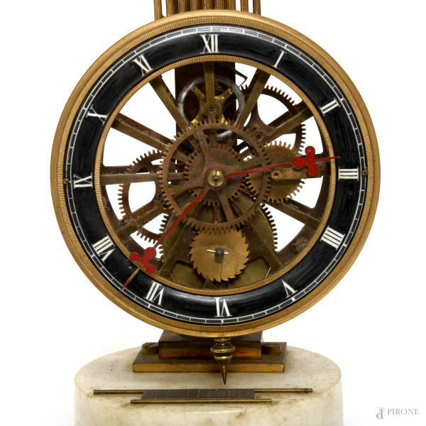 Orologio da tavolo di particolare fattura, caratterizzato da un quadrante scheletrato a vista con...
