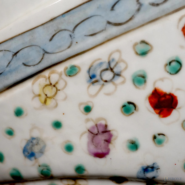 Buddha in porcellana policroma, Cina, XX secolo, cm 24,5x23x11,5, (difetti)