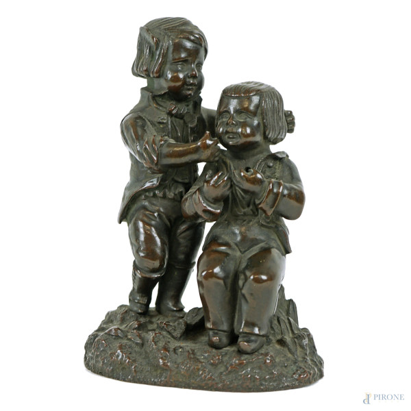 Bambini, scultura in bronzo, cm h 14, XX secolo.