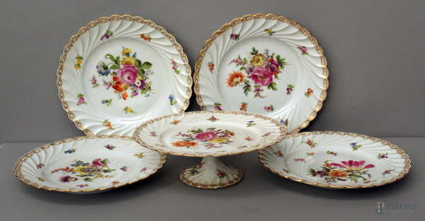 Lotto di una alzata e quattro piatti in porcellana a decoro policromo floreale, fine XIX sec
