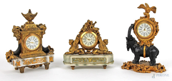 Lotto di tre piccoli orologi da appoggio, riproduzioni del XX secolo, materiali diversi, altezza max cm.14,5