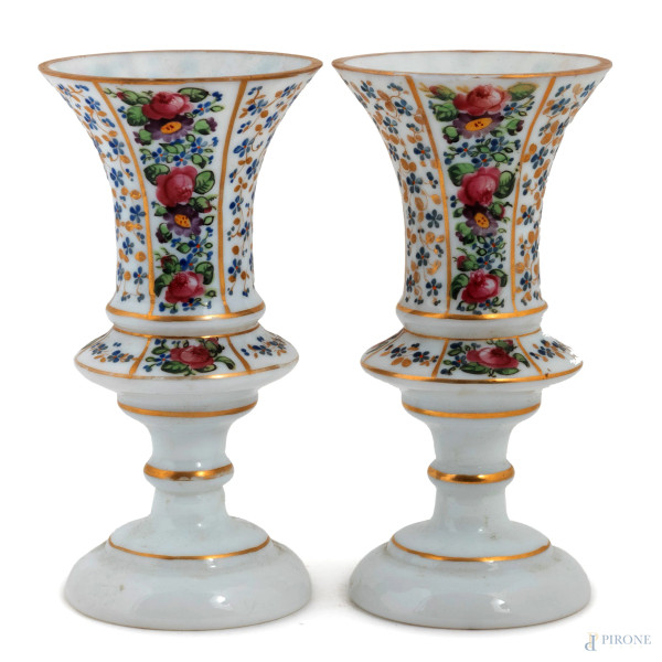 Coppia di vasi in vetro opalescente, XX secolo, altezza cm 18, (scalfiture)