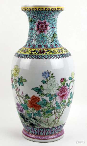 Vaso in porcellana dipinta in policromia a motivi floreali ed iscrizioni, altezza cm. 35,5,  Cina, XX secolo.