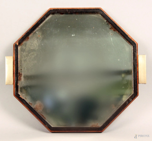 Vassoio di linea ottagonale in palissandro, piano a specchio, manici in argento, diametro 40 cm.