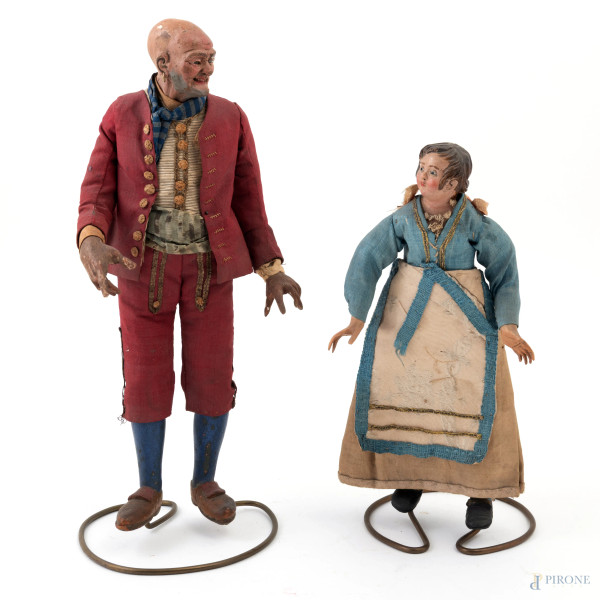 Lotto di due personaggi da presepe in materiali vari, XX secolo, altezza massima cm 27, (segni di usura, rotture, mancanze, difetti)