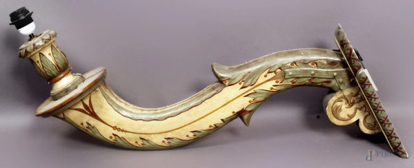 Applique in legno intagliato e dipinto, lungh. 70 cm, XIX secolo.