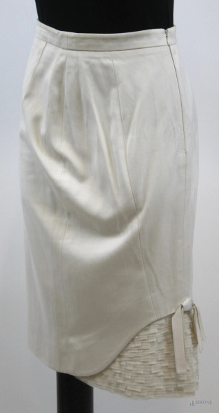 Valentino, lotto di due gonne beige ed una nera a tubino, fondo plissettato e chiusura a zip sul retro, taglia 44, (segni di utilizzo).