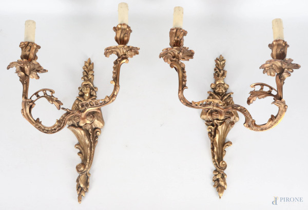 Coppia di appliques in bronzo dorato a due luci, XX secolo,  cm 45x33x19, (segni di usura, da revisionare)