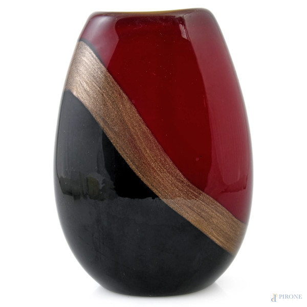Vaso in vetro pesante Murano nei toni del rosso, nero e oro, altezza cm 21, firmato sotto la base, (segni di usura, difetti)
