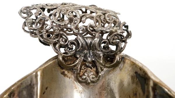 Grande centro tavola in argento di forma ovale con decori traforati e cesellati, poggiante su qua...