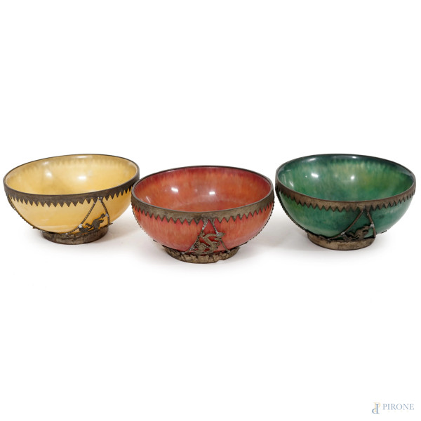 Tre bowls in pietre dure e metallo argentato, manifattura orientale, inizi XX secolo, cm 5x11, (difetti)