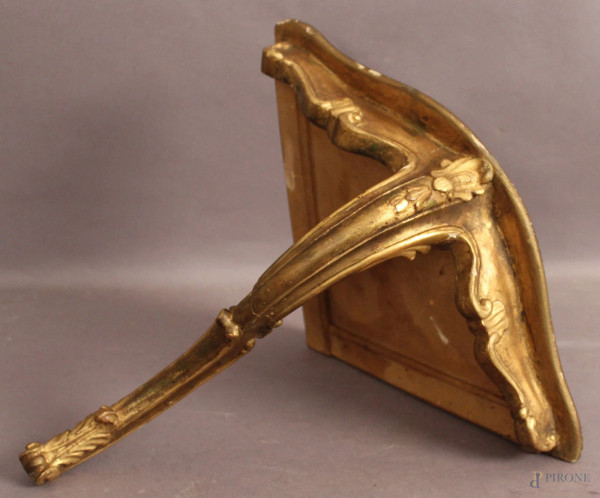 Mensola ad angolo in legno intagliato e dorato, primi &#39;900, H 37 cm.