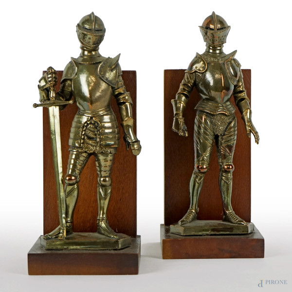 Coppia di fermalibri in legno con coppia di soldati in armatura in metallo, cm h 21, XX secolo, (segni del tempo).