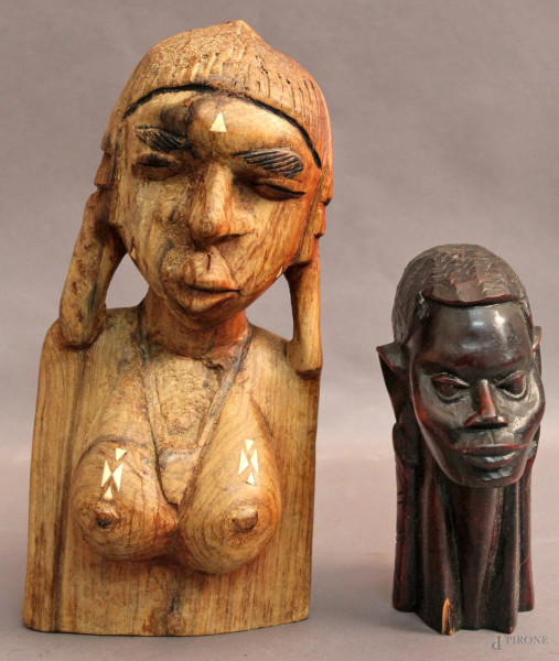 Lotto composto da due busti femminili in legno diversi, Arte Africana, H massima 29 cm.
