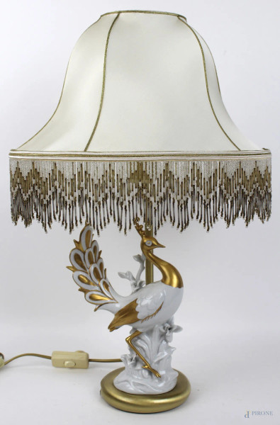 Lampada da tavolo con pavone in porcellana bianca, particolari dorati, altezza cm. 53, Societ&#224; porcellane artistiche, Firenze, XX secolo.