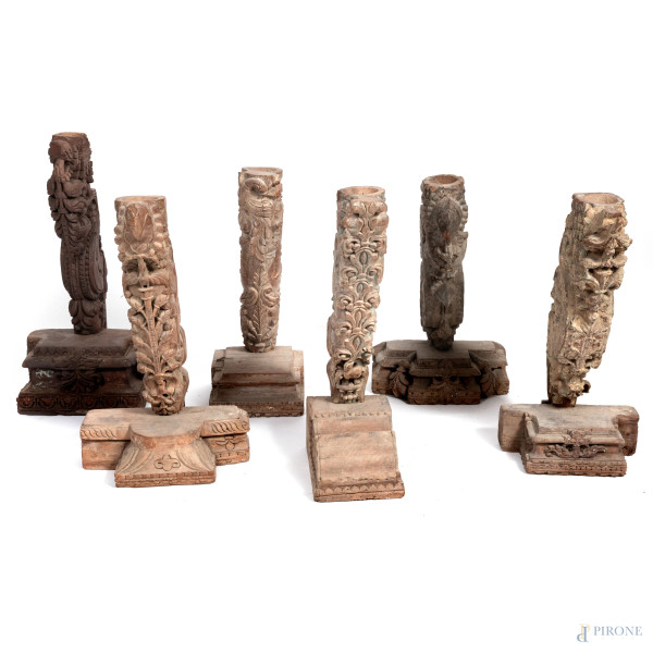 Lotto di 6 portaceri indo-orientali da parete in legno dipinto e intagliato, XX secolo, altezza massima cm 82, (Segni di usura, scalfiture, rotture, fessurazioni, difetti)