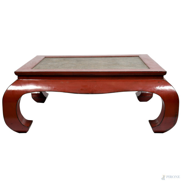 Tavolo basso in legno laccato rosso con piano in legno a finto rattan, XX secolo, cm 55x119x149, ...