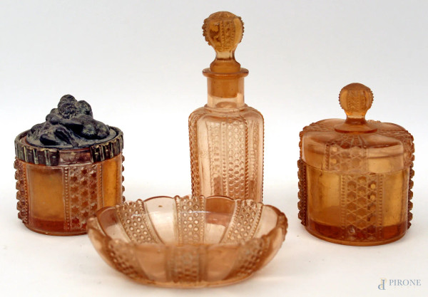 Lotto composto da quattro oggetti da toeletta in vetro inciso, di cui uno con coperchio in bronzo a soggetto di fanciulli a rilievo, fine XIX sec.