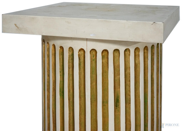 Coppia di colonne in legno laccato e intagliato, XX secolo, cm 100x40,5x40,5, (difetti)