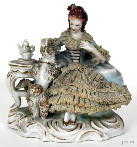 Dama con Barboncino, scultura in porcellana policroma, altezza cm. 13, XX secolo.