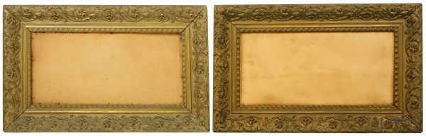 Coppia di cornici in pastiglia e legno dorato, XX secolo, misure ingombro cm 48,5x79,5, misure luce cm 30x61