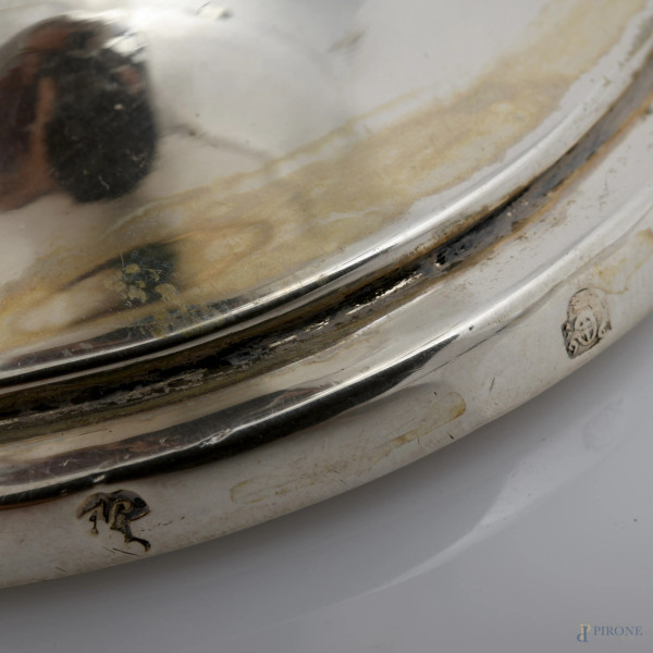 Versatoio in argento con presa in legno laccato, peso lordo gr 690, altezza cm 30,5, (difetti e r...